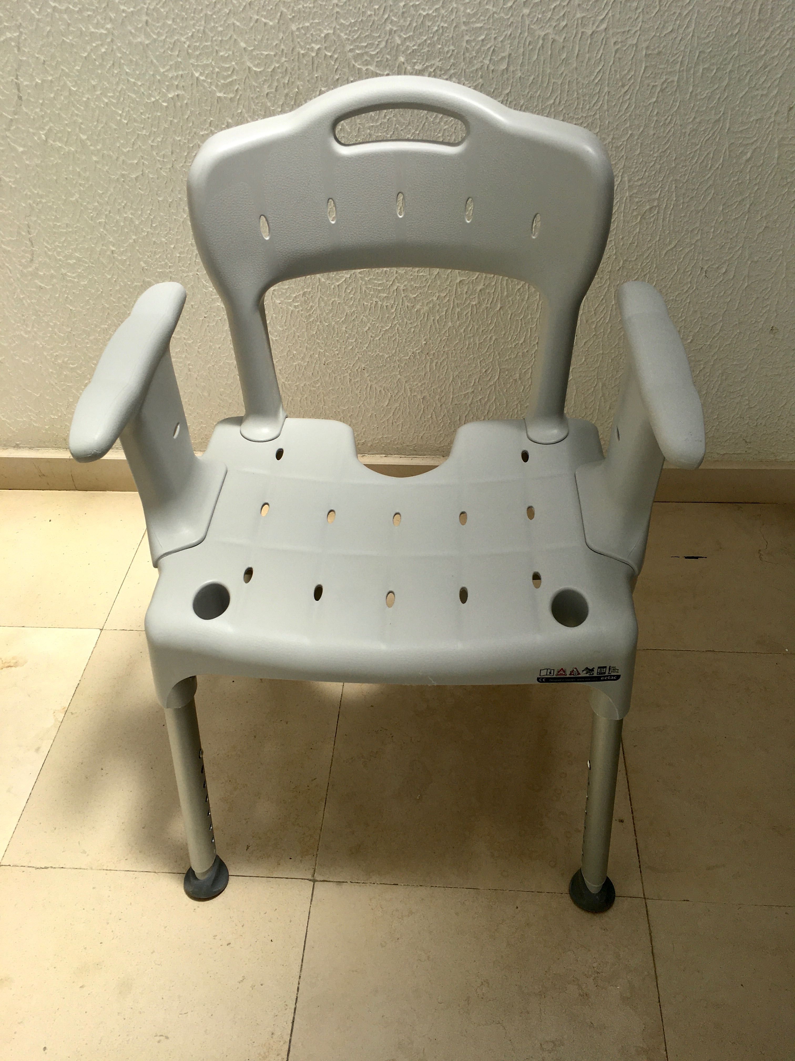 Cadeira sólida e muito segura para duche