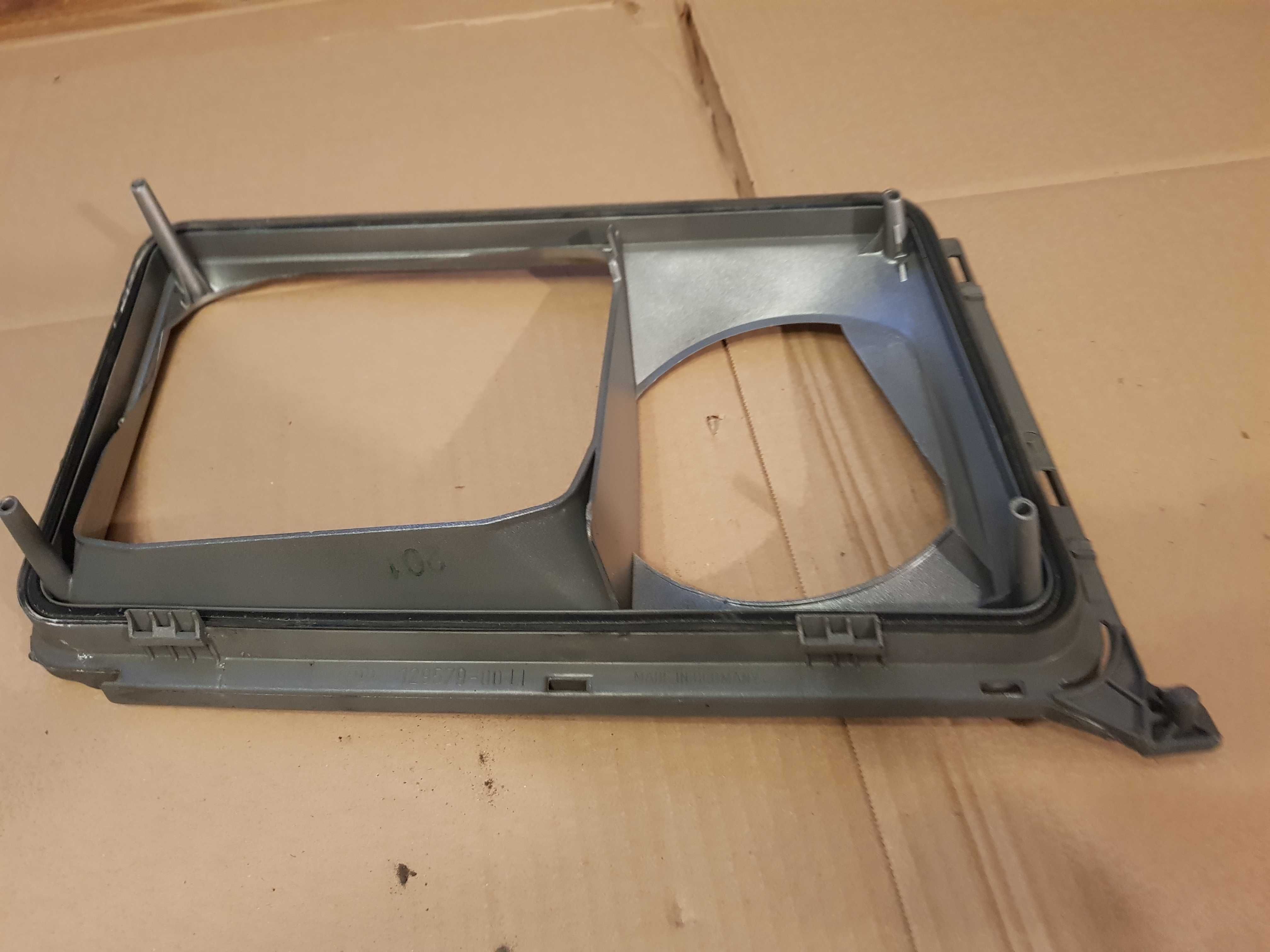 Ramka przedniej lampy mercedes W124 lewa lub prawa