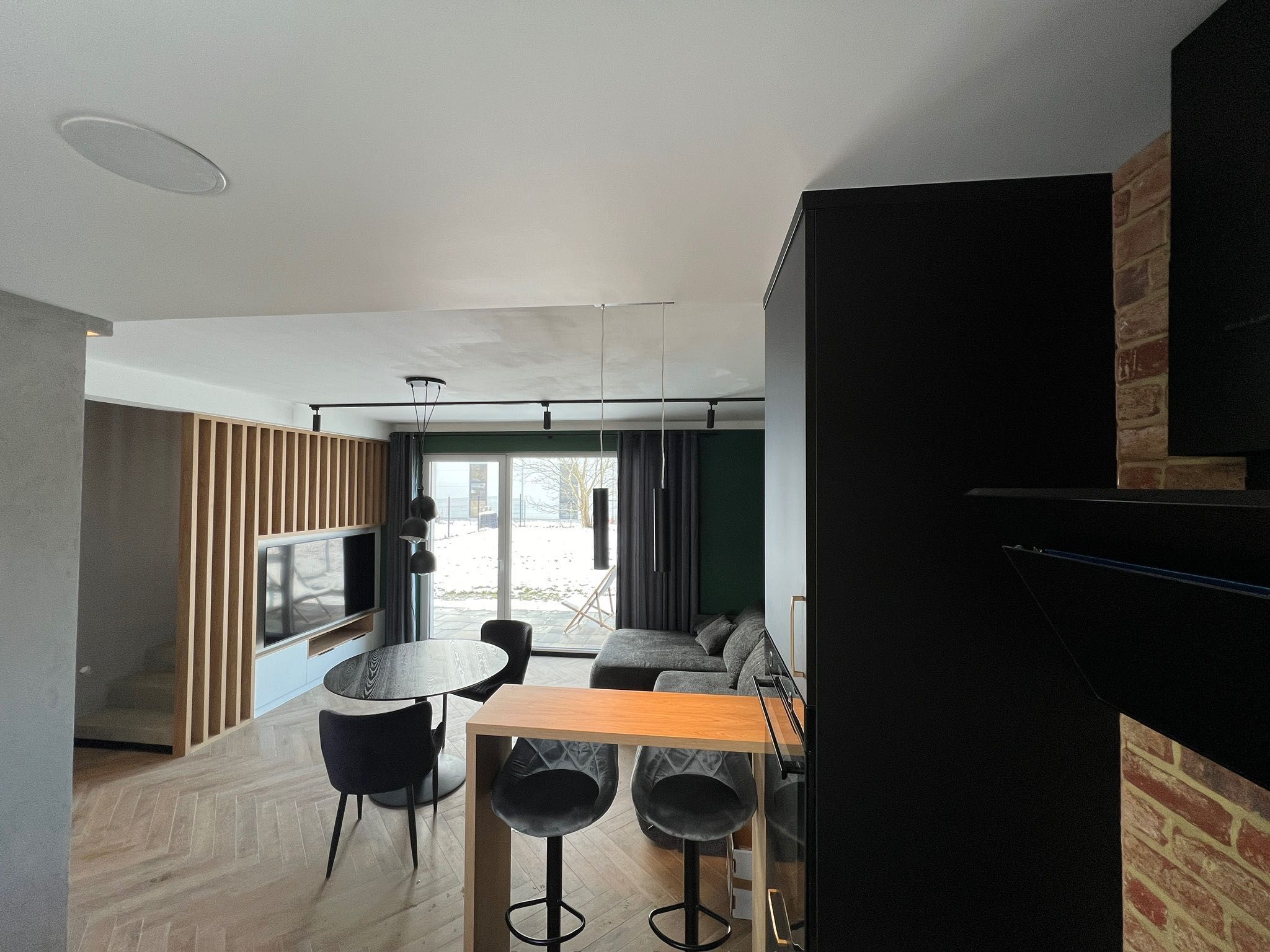 Wynajmę nowy dom (100m2) w zabudowie szeregowej z ogrodem (250m2).