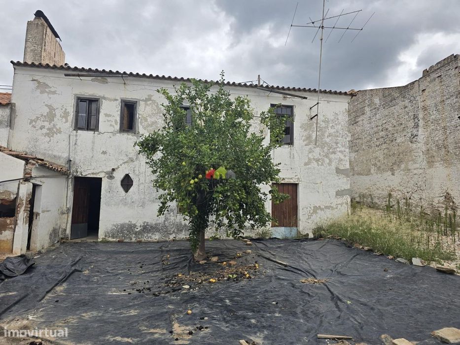 Prédio de Habitação para Recuperar – Grande Potencial no Centro de Avi