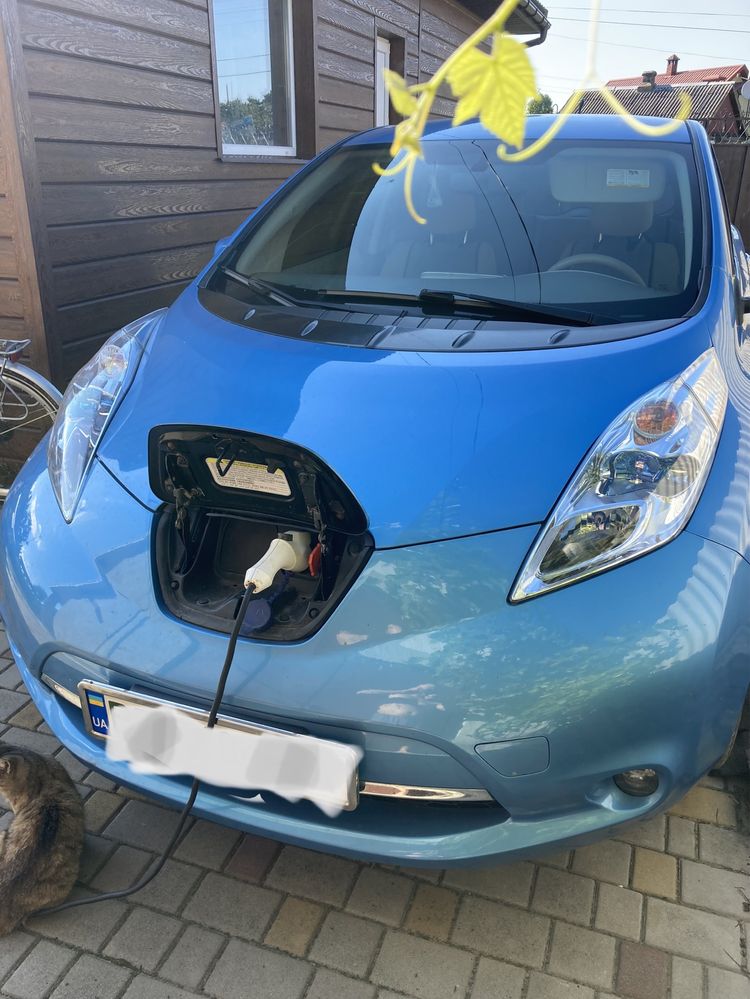 Продам Nissan Leaf