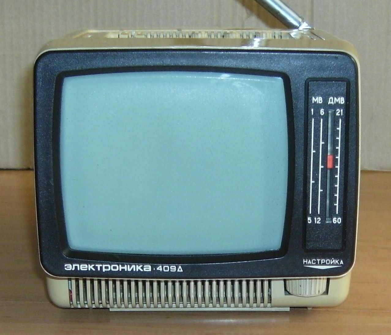 Stary telewizor kineskopowy Elektronika 409 A- działa