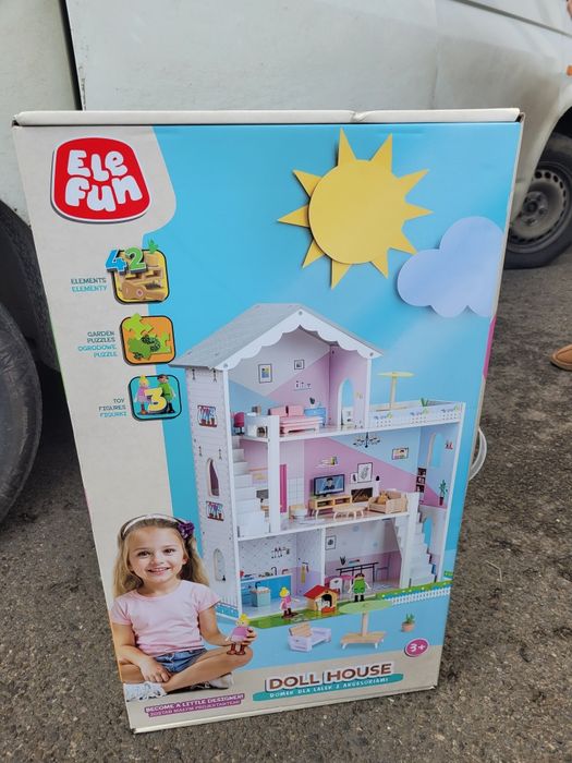 Дерев'яний будиночок для ляльки