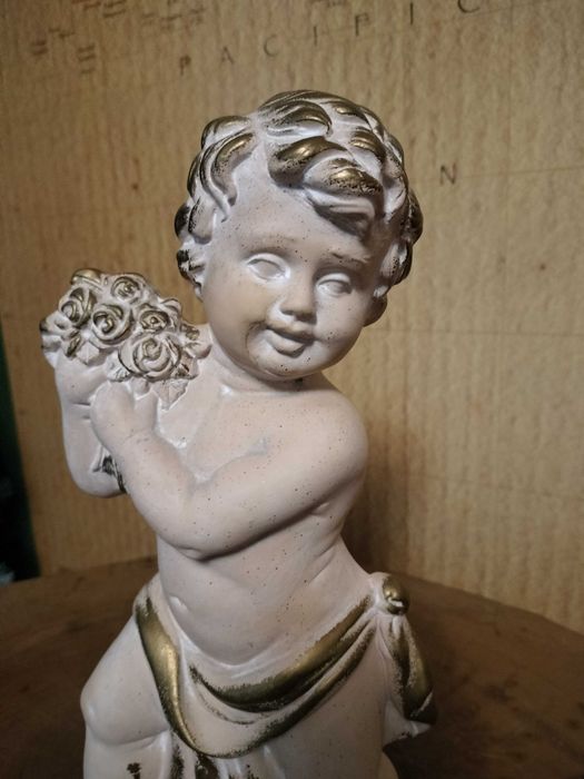 figurka gipsowa cherubinek