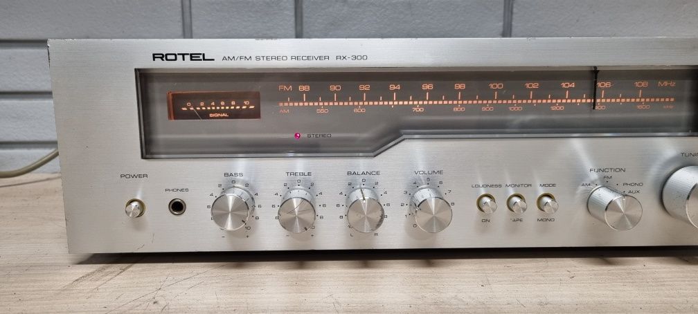 Amplituner ROTEL RX-300. HI-FI stereo