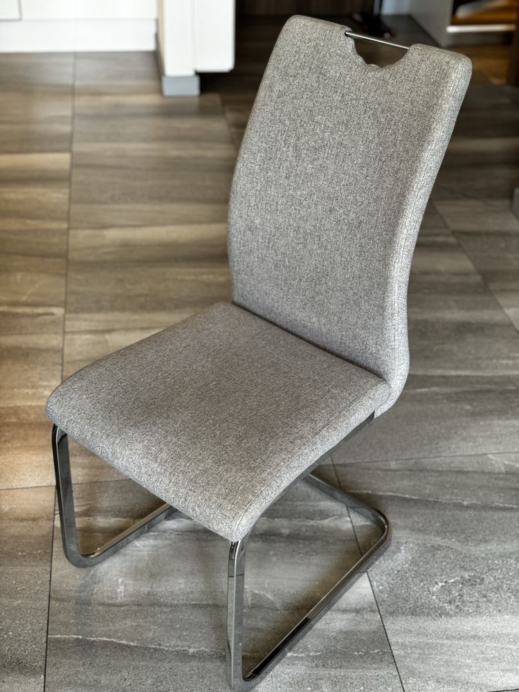 Szare krzesła tapicerowane