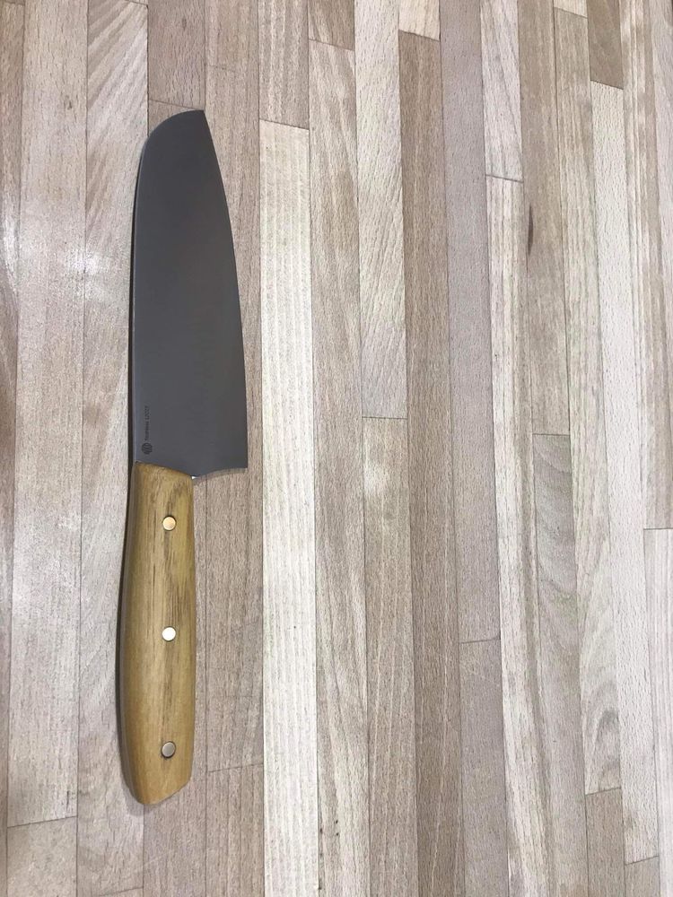 Nóż w stylu japońskiego santoku