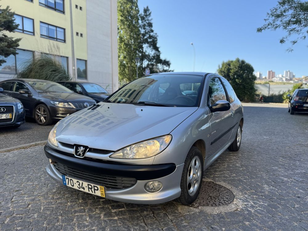 Peugeot kfw 1.4 gasolina ano 2001 em bom estado geral.