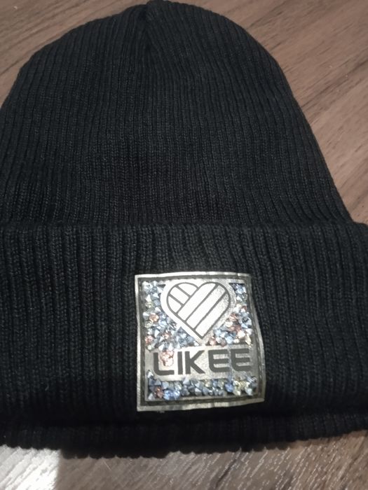 Шапка з камінчиками