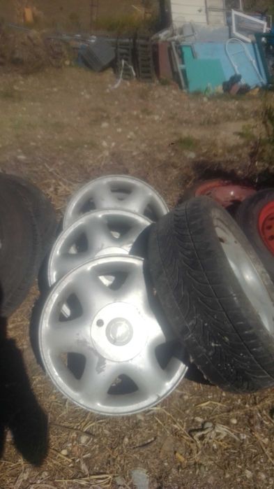 jantes e pneus de automoveis de diversas marcas e medidas