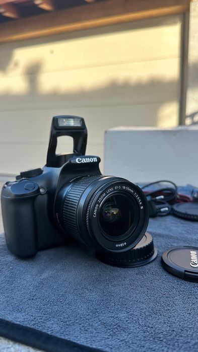 Canon EOS 1100D
Objetiva 18-55mm
Com alça e carregador

Entrego em mão