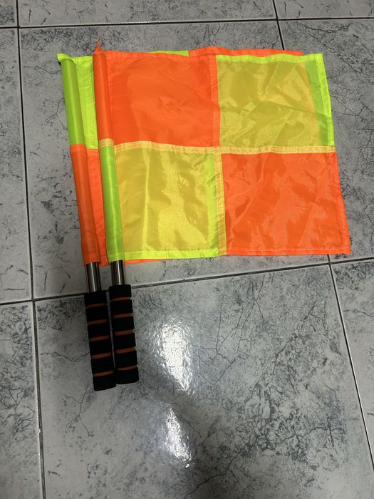 Roupa, saco e bandeiras de arbitragem