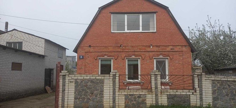 Продам 2-х поверховий будинок у центрі Золочева.