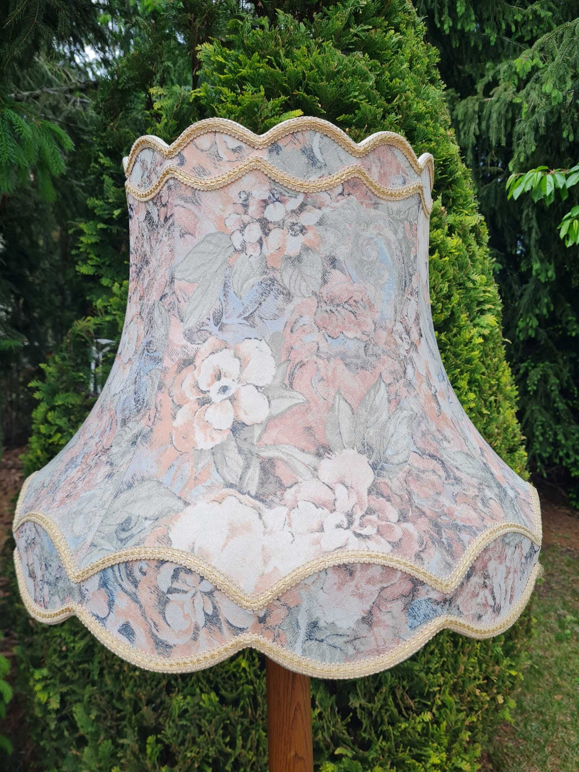 Drewniana stylowa lampa podłogowa ze stolikiem