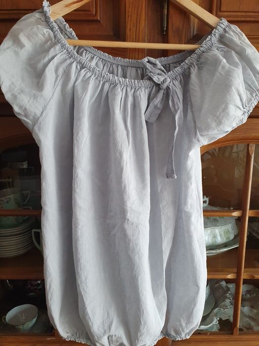 Zwiewna hiszpanka na lato; do białych spodni lub jeansów