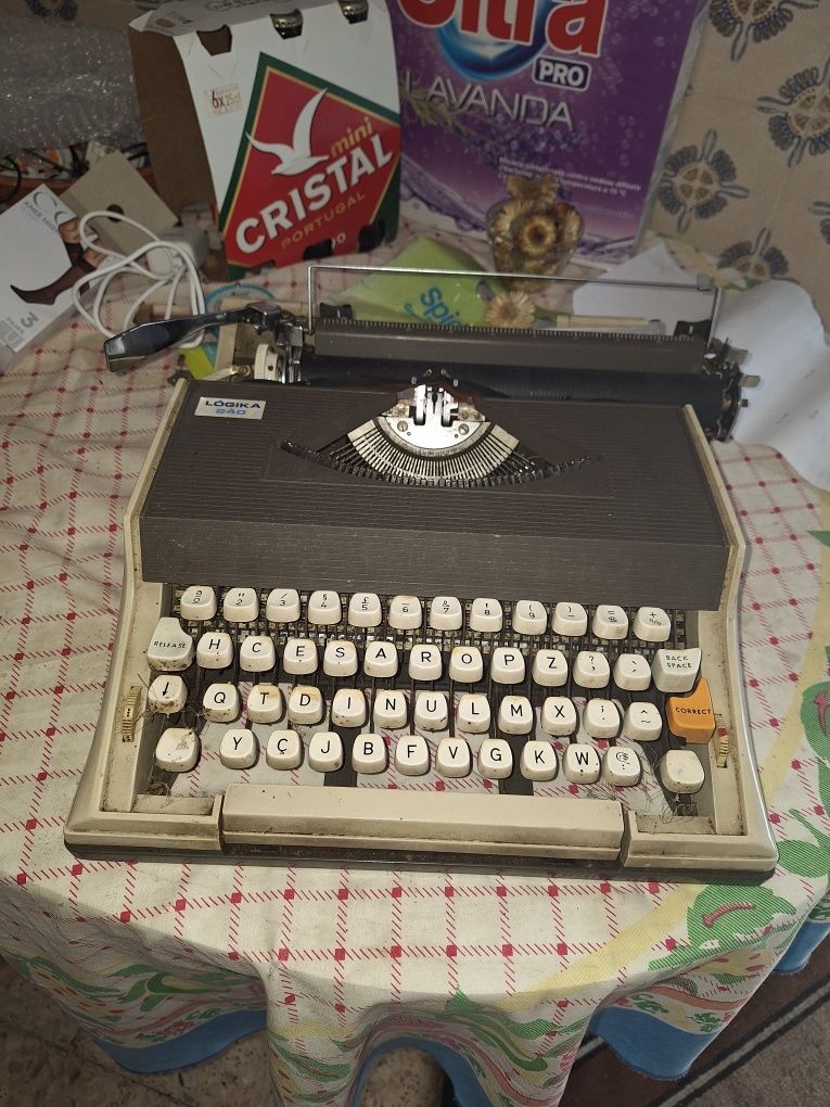 Maquina de escrever antiga
