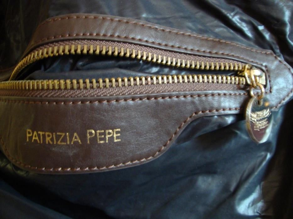 Bolsa preta da marca Patrizia Pepe em tecido tipo kispo