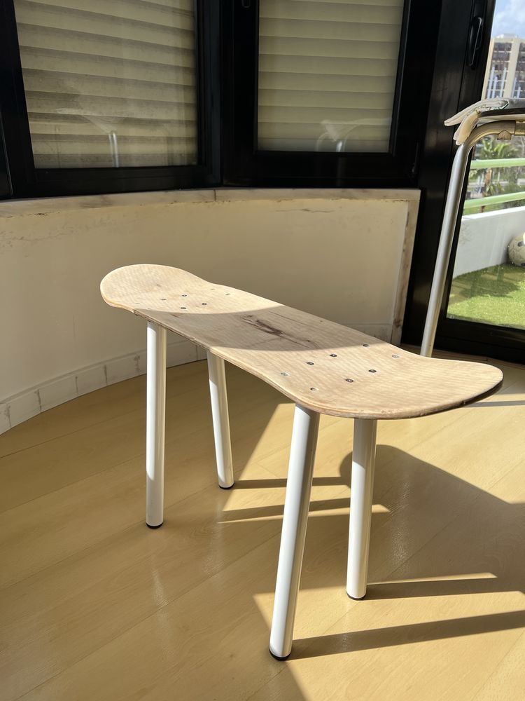 Mesa de Cabeceira Skate