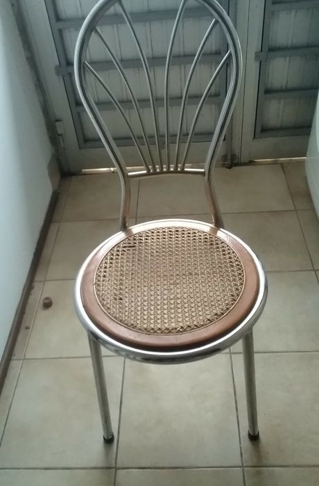 Cadeira em metal com assento em palhinha
