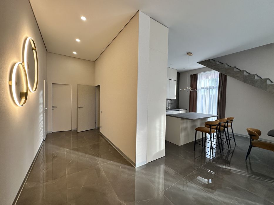 Будинок в закритому котеджному містечку з шикарним новим ремонтом