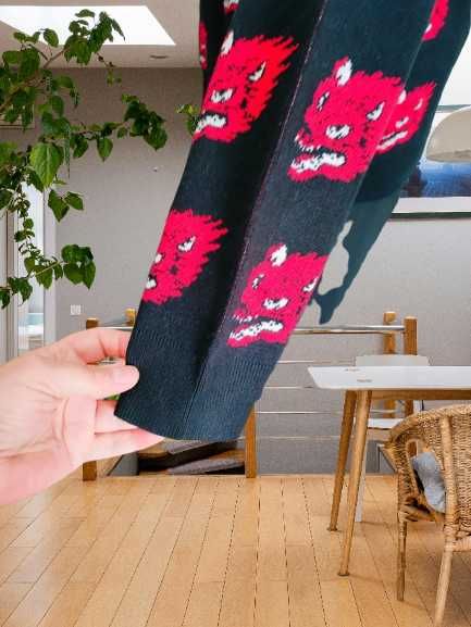 Męski sweter oversize czarno-czerwony – wzór smoka