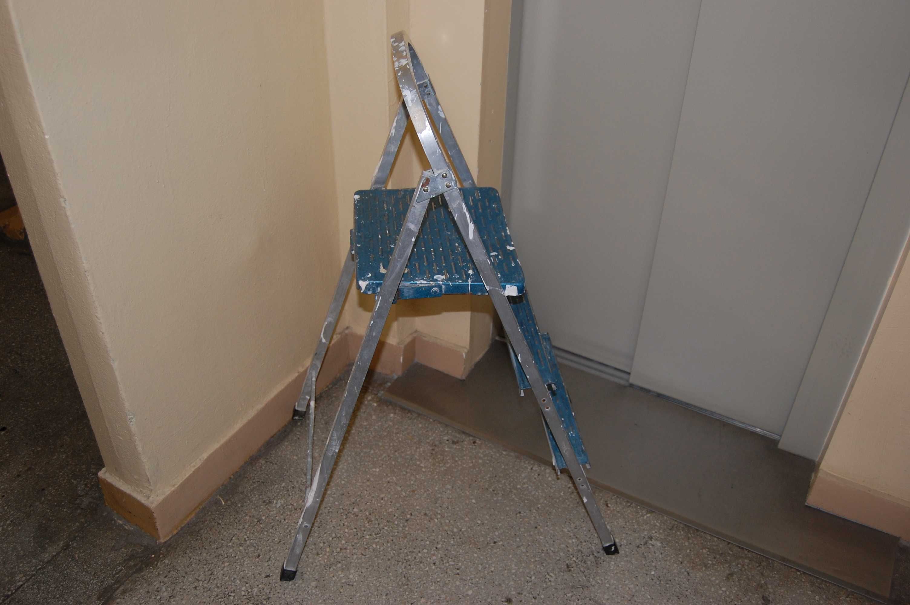 Drabina aluminiowa - 2 stopnie + podest - wys. 67 cm