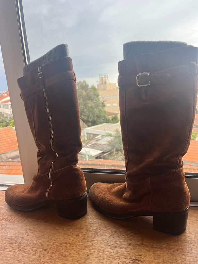 Botas de camurça com pequeno salto tamanho 40