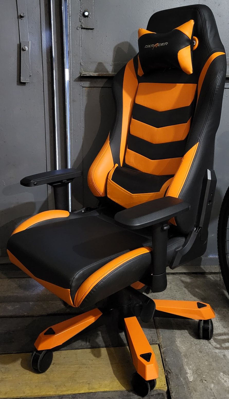 Игровое кресло DxRacer Iron