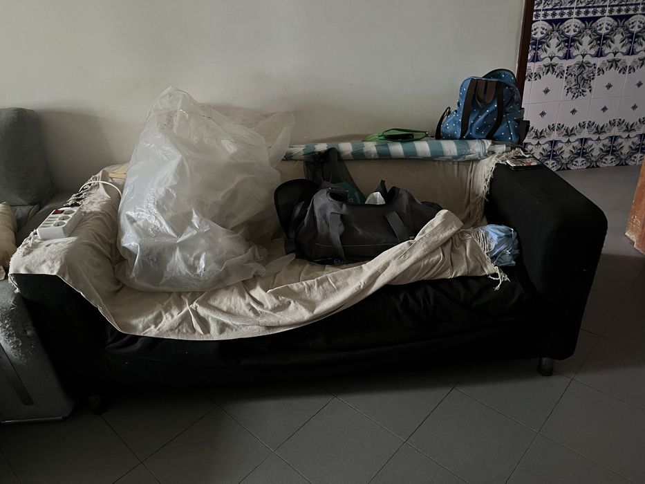 Sofá preto capacidade 3 pessoas sentadas, ou 1 deitada