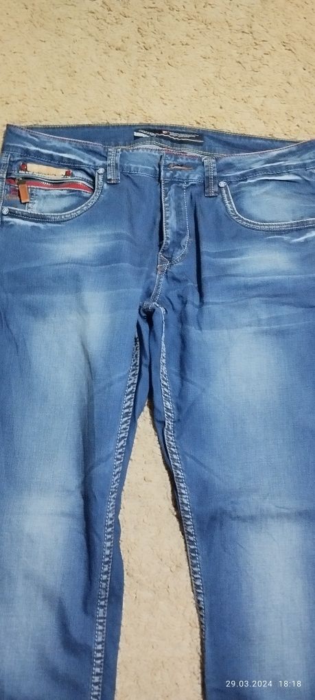 Мужские джинсы и спортивные штаны