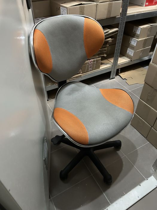 Офісний стільчик на колесах