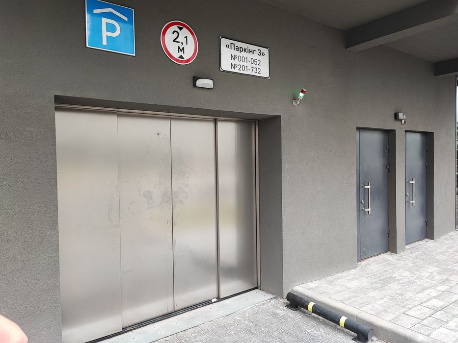 Parus City Паркінг. Два поруч, нижній рівень. Парус сіті