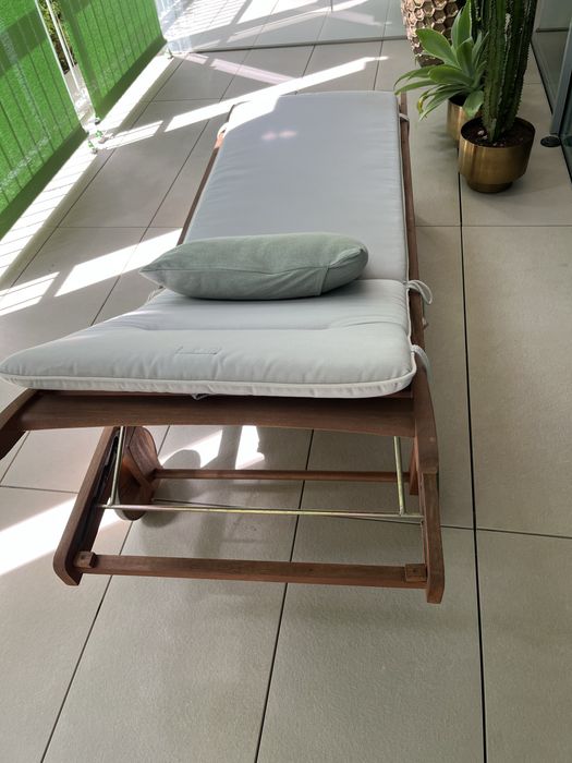 Espreguiçadeira em madeira reclinável quase nova