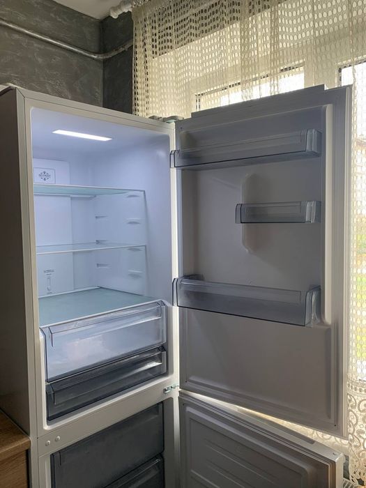 Холодильник майже новий дуже вмістимий економить  електроенергію