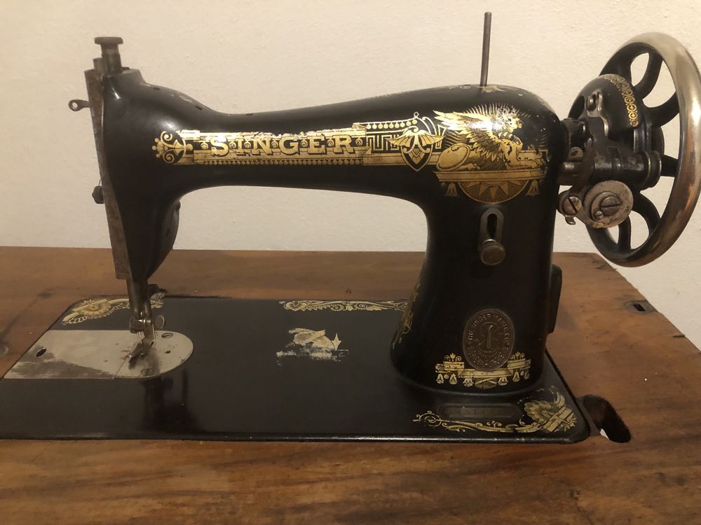 Máquina de costura Singer antiga e funcional