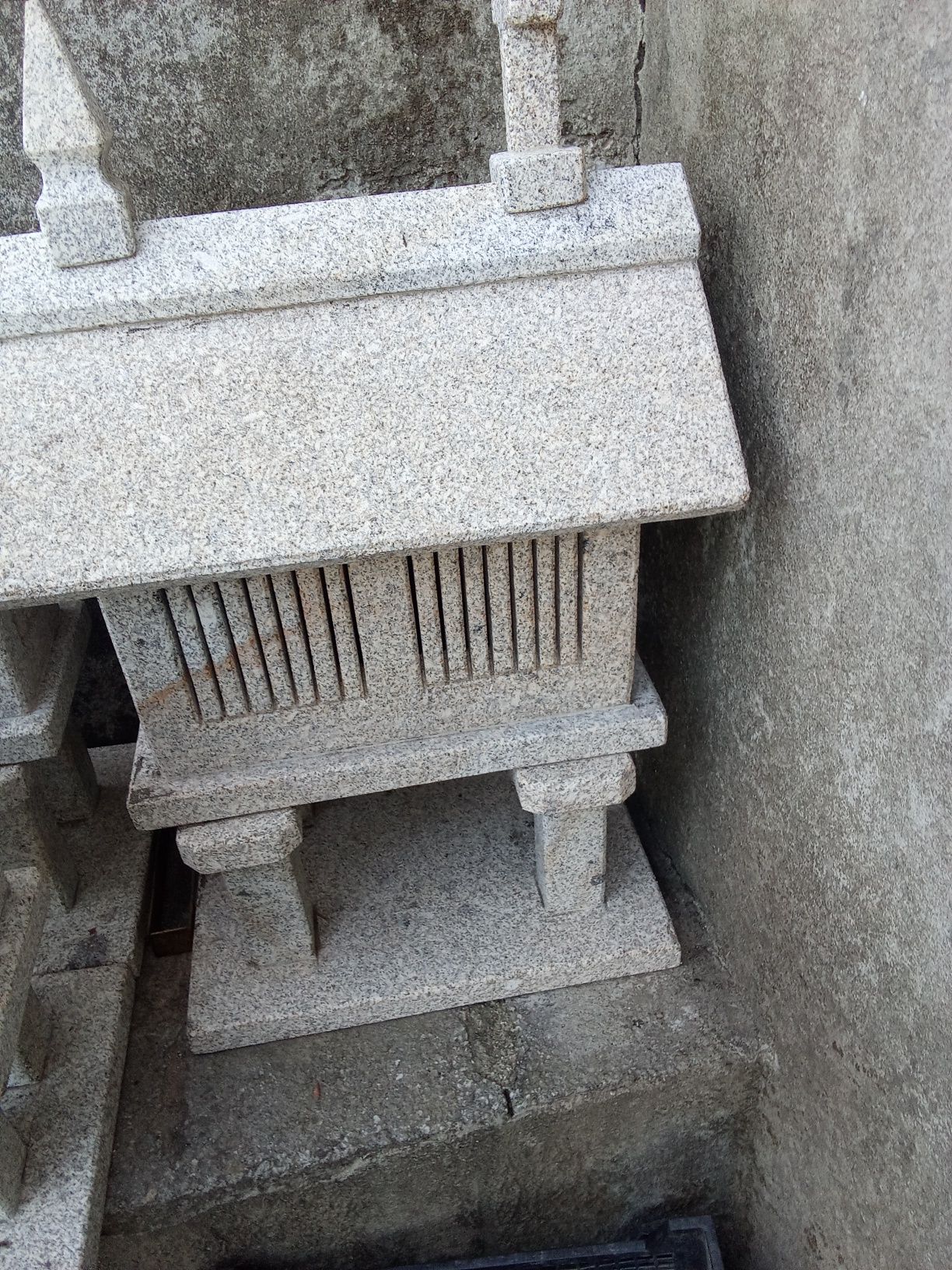 Espigueiros pequenos em granito