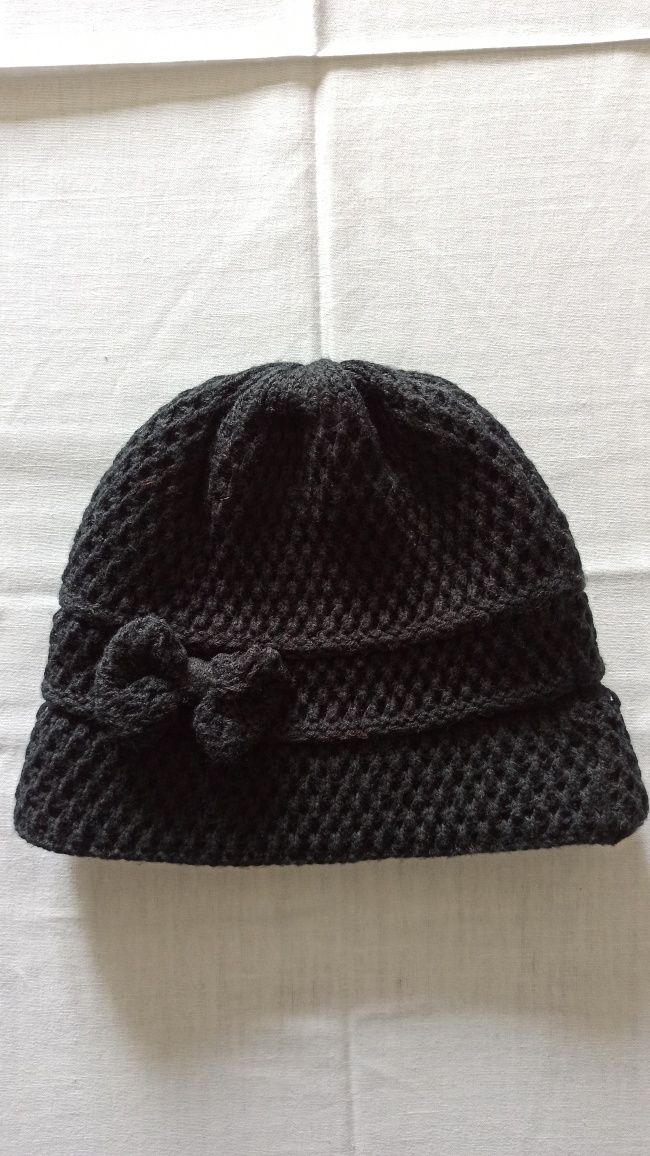 Czarna czapka zimowa