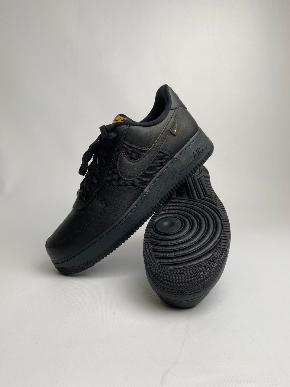 Кросівки чоловічі Nike Air Force 1 '07 'Black University Gold'