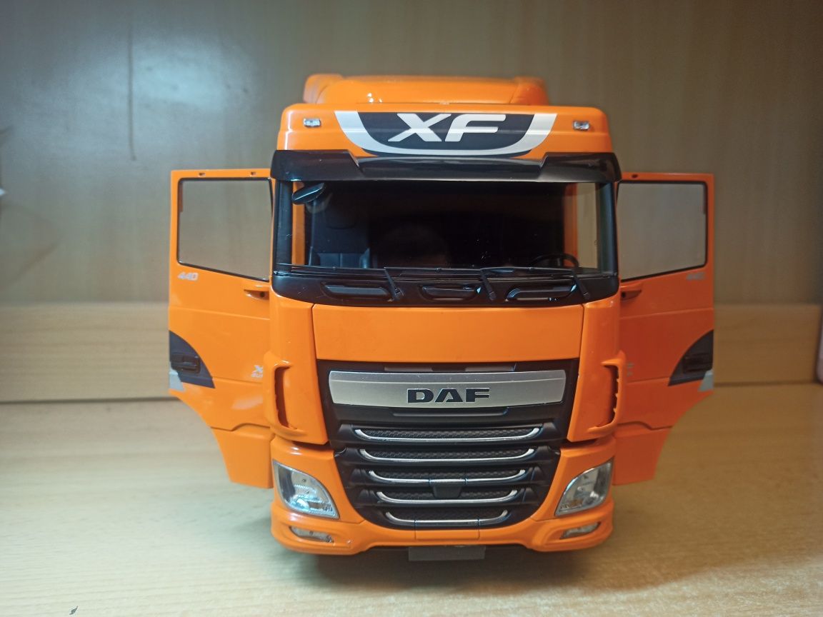 Колекційна модель DAF XF 2016 1:18 Premium Classixxs