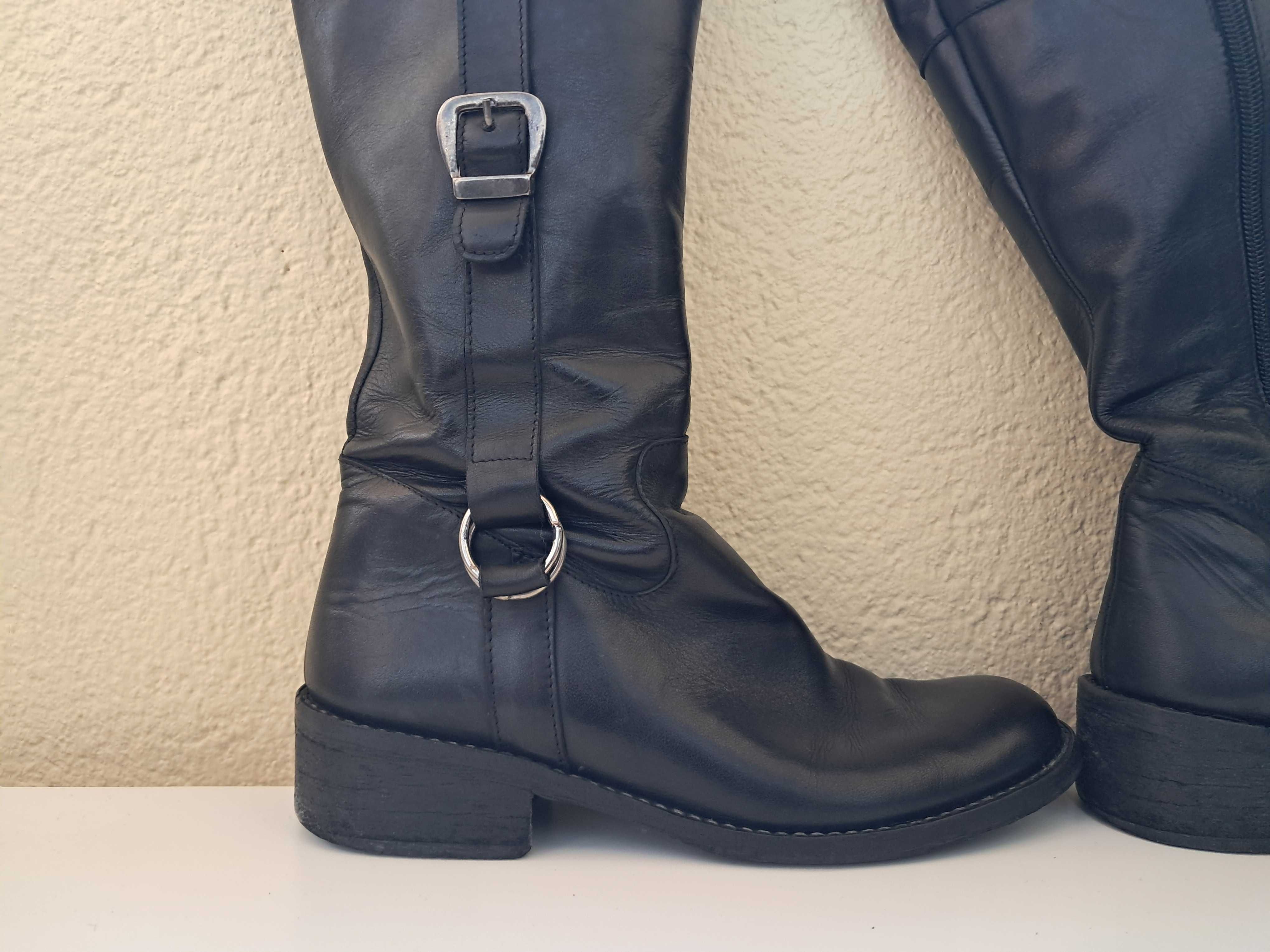 Botas Pretas de Cano Alto