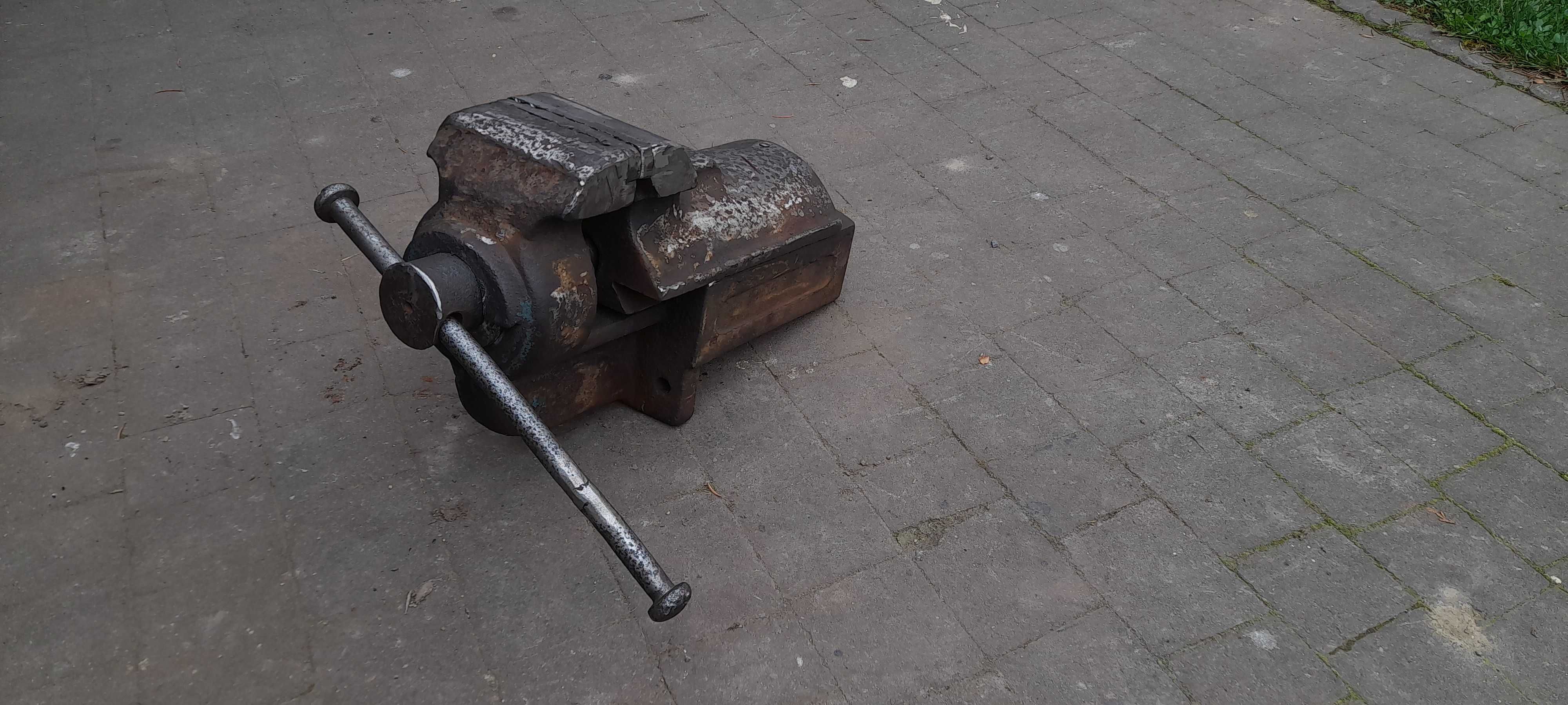Sprzedam imadło i koła pasowe .