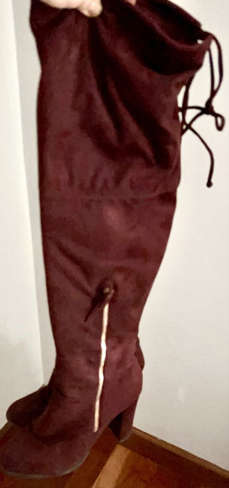 Botas em tecido tipo veludo a imitar camurça em bordeaux de cano alto