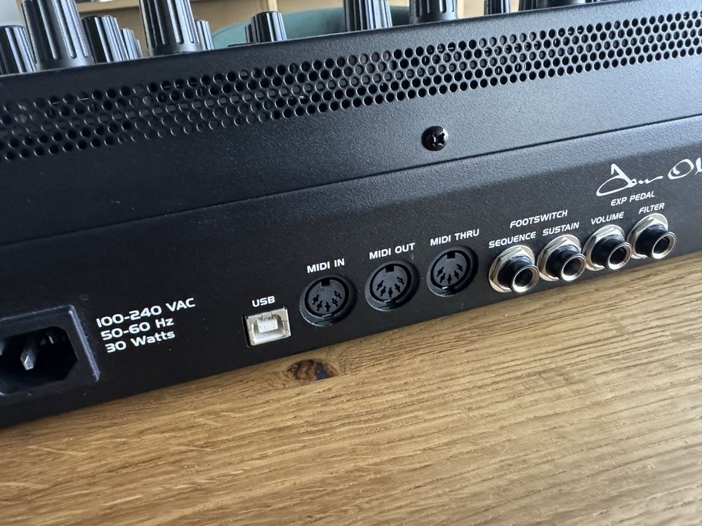 Sintetizador desktop Sequential OB-6