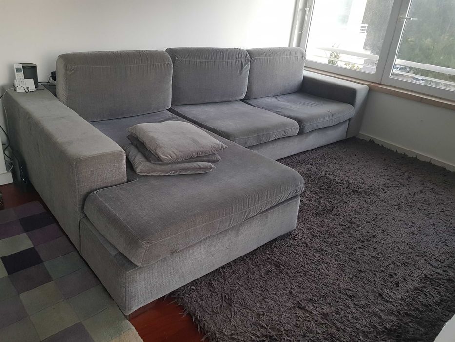 Sala de estar Sofa chaise (3 almofadas), móvel TV e tapete (200x300).