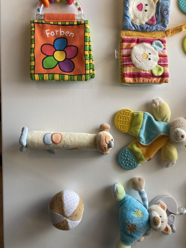 Zestaw zabawki dla niemowlaka piszczalki gryzaki ksiazeczki