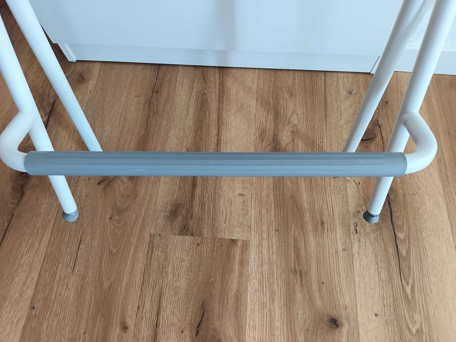 Banco alto com encosto dobrável