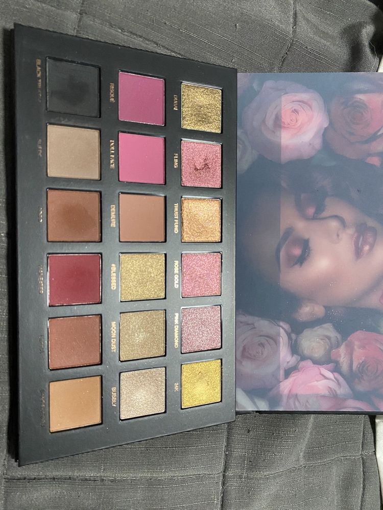 Huda Beauty Rose Gold paletka do cieni