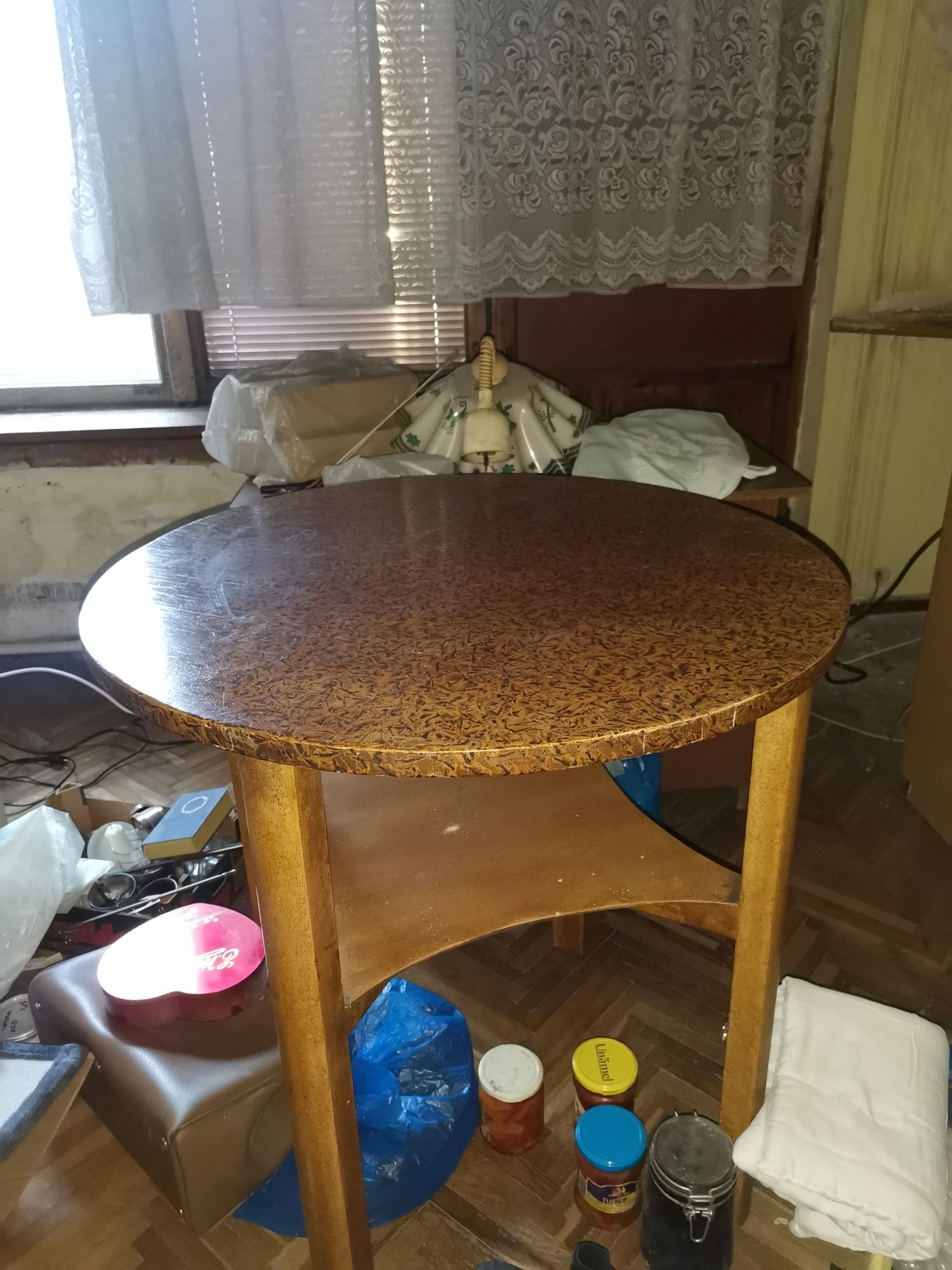 Okrągły stary stolik