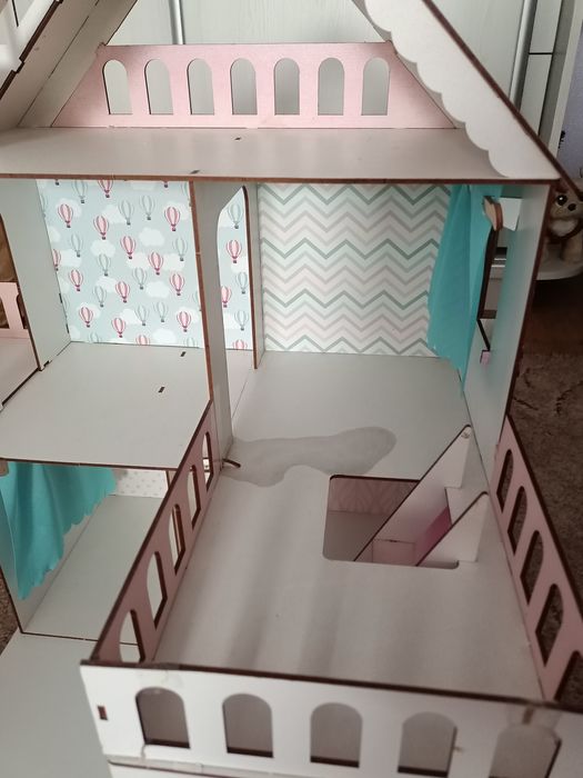 Ляльковий будинок з меблями