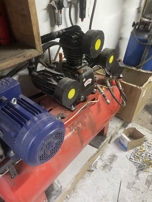 Продам компресор 300л